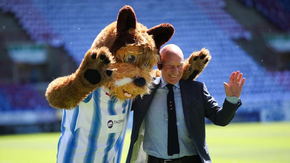 Patrick Stewart Wafat, Huddersfield Town Beri Penghormatan