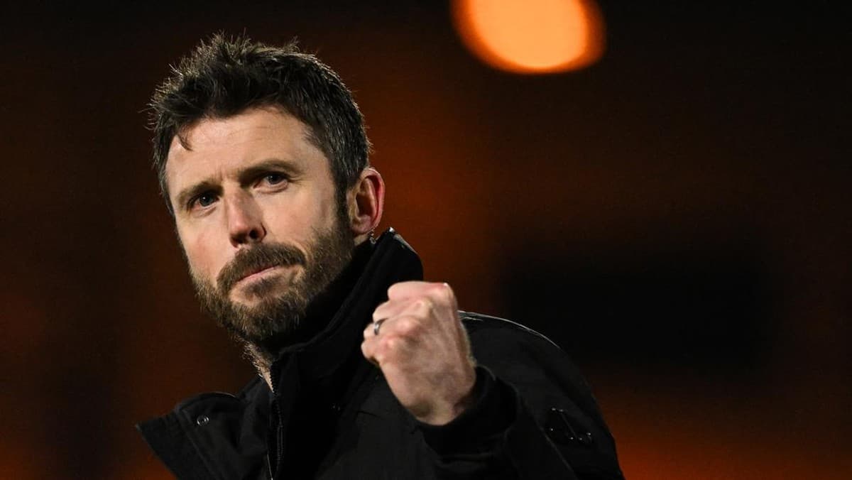 Neville Kaget Manajemen MU Tak Pecat Carrick